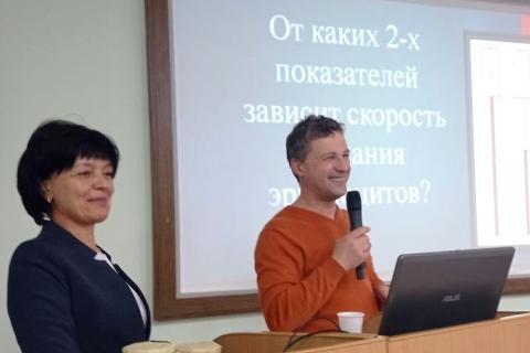 Заместитель главного врача по оргметодработе О.Г. Кошкина и заведуэщий легочно-хирургическим отделением № 2 А.Е. Суздальницкий