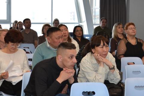 Аудитория слушает вдумчиво